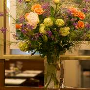 店内や各テーブルに飾られた生花は、お店を華やかなに彩るだけでなく、心まで明るい気分にさせてくれます。