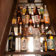 焼酎、日本酒と様々な銘柄が勢揃い。好みのお酒を見つけてみては
