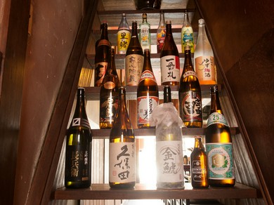 焼酎、日本酒と様々な銘柄が勢揃い。好みのお酒を見つけてみては