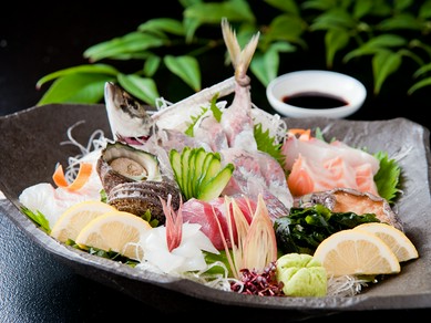 鮮度抜群!活きの良さと歯触りがたまらない『刺身各種』