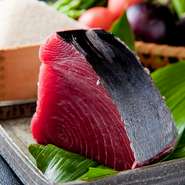 刺身にしても良し、寿司のネタとしても良し。旨みの中に感じる甘みは生マグロならではの美味しさです。
