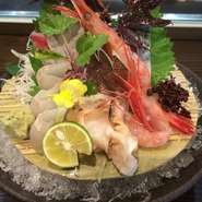 毎日仕入れる鮮魚を使用した『お刺身盛り合わせ』。カウンターの目の前で調理して提供してくれます。