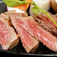 きめが細かく美しいサシの入った肉をカウンター越しの鉄板で焼き上げ提供。アツアツが堪能できます。
