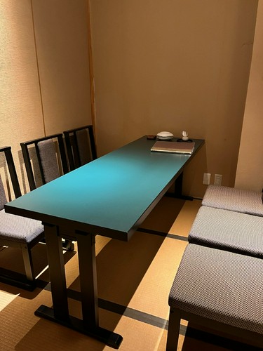 広い店内、シーンに合わせた利用が可能。