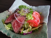 自家製ローストビーフをのせたサラダです