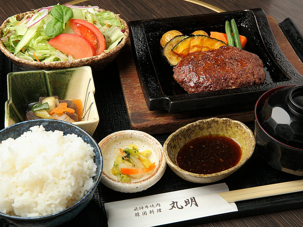 A5飛騨牛100％！　手作りの『飛騨牛ハンバーグ定食』（数量限定）