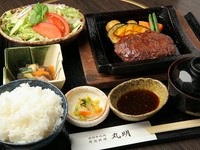 ハンバーグは180g～200gとボリューム満点の人気メニュー。
（ライス・味噌汁・漬物・おかず1品・サラダ付き）
※ハンバーグのご予約は、仕込みの関係上1週間前までにお願い致します。
