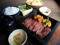 Ａ5等級サーロインステーキ　120ｇ
※ご飯・味噌汁・漬物・おかず2品・サラダ付き