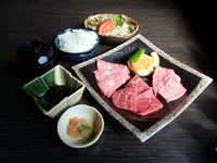 （飛騨牛赤身、上ロース、サーロイン）（約150g）
※ご飯・味噌汁・漬物・おかず1品・サラダ付き