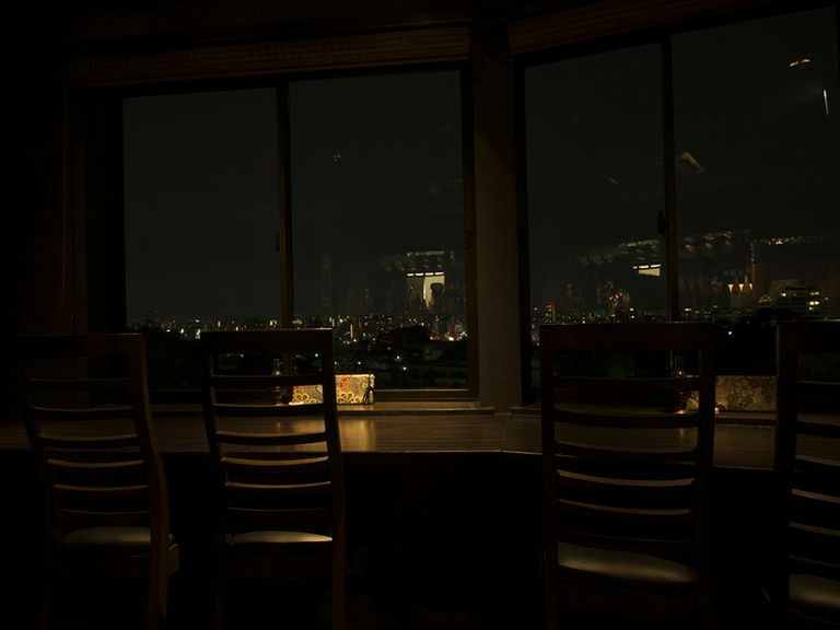 テーブル席は、基本的に外を眺められるように配置されています