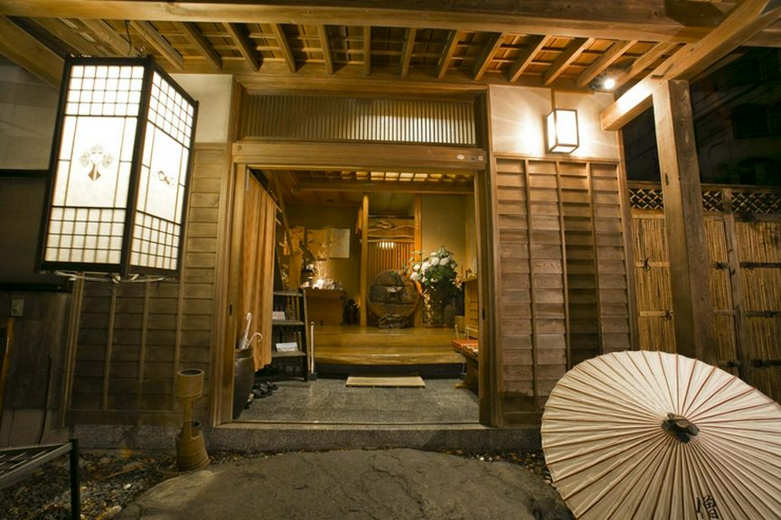 石畳のアプローチを抜けた先には、広い三和土と広間
