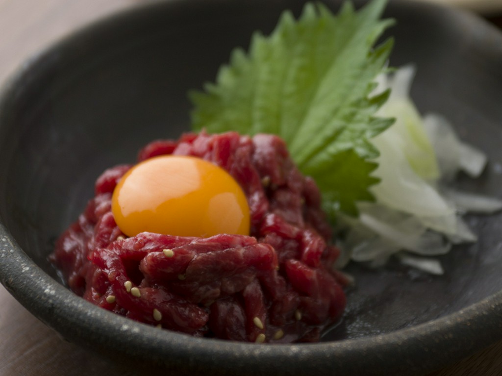 牛仁のおすすめ！　絶品『究極のユッケ』　タレ・塩