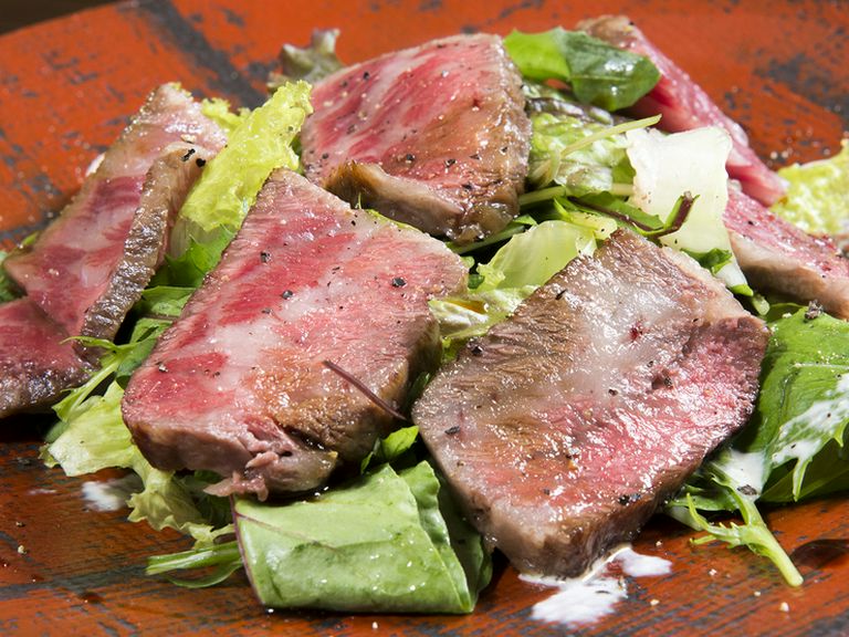 地元名産「松阪牛」。部位に適した調理法にこだわっています