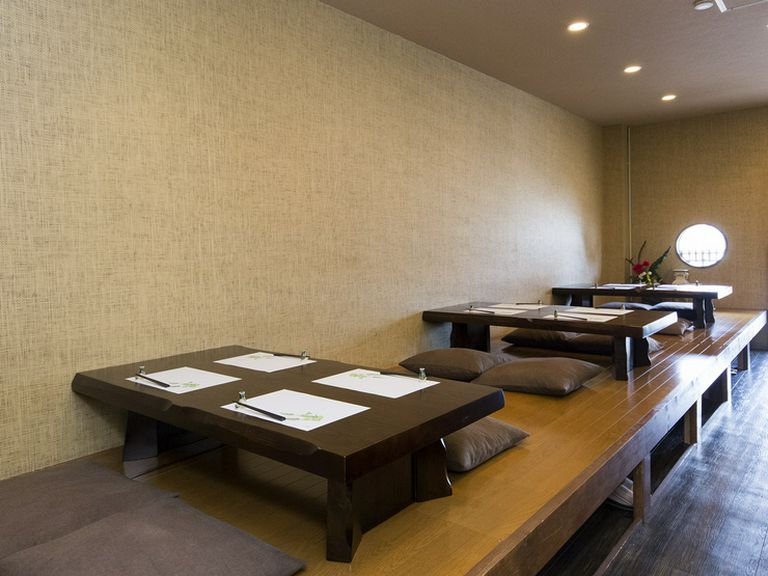 落ち着いて料理やお酒が楽しめる、座敷席があります