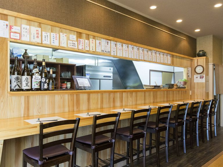 話がはずみ、距離が縮まる白木のカウンター席もおすすめ