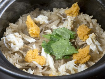 旬の素材を炊きこんだ『本日の土鍋炊き立てごはん』　一合