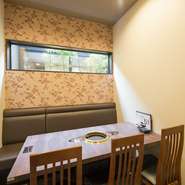 店内はバリアフリーになっており、テーブル席は車いすでそのまま座れるようになっています。通路も広めで、多目的トイレにはおむつ替えができるベビーシートもあり。お子様連れでも利用しやすいお店です。