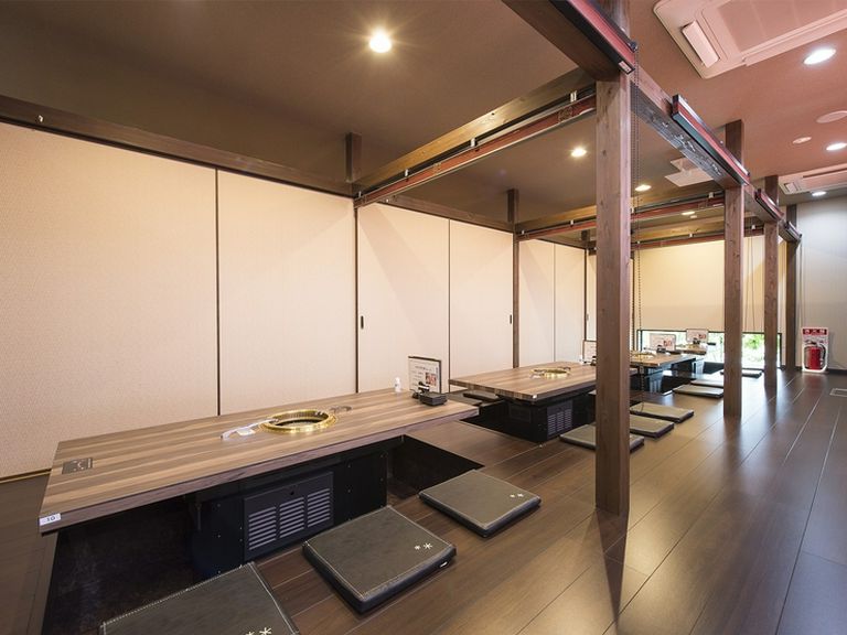 足元を気にせず、ゆったりとくつろげる掘りごたつ席