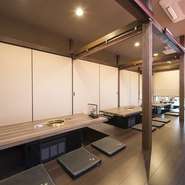 広々とした掘りごたつのあるテーブル席は、ロールスクリーンで仕切って半個室としても利用可能で、人数に合わせて柔軟に対応してもらえます。ジャズが流れる静かな落ち着いた雰囲気の店内で、くつろぎのひとときを。