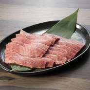 肩バラの一部で希少部位の三角バラが味わえる贅沢な一品。大トロのようなネットリした食感で、濃厚な味わいです。