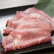 5mmにスライスしたリブロースの部位を焼きしゃぶで。リブロースはもっとも霜降りが多い部位なので、ジューシーなおいしさを堪能できます。