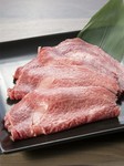 5mmにスライスしたリブロースの部位を焼きしゃぶで。リブロースはもっとも霜降りが多い部位なので、ジューシーなおいしさを堪能できます。