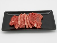 ハラミに隣接した部位でよく似た食感です。