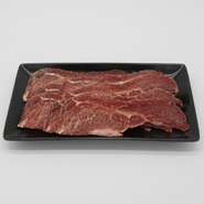 ホホ肉、肉質はしっかり噛みごたえがありますが、脂身は少なく淡白。