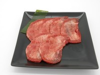 タンの真ん中。まずは塩タン、定番品。