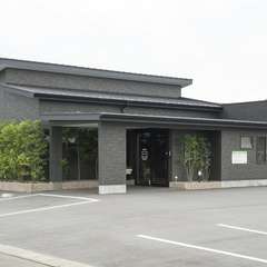 グレーの落ち着いた外観が目印