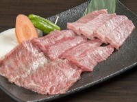 高級食材の代名詞「松坂牛」の霜降りカルビ、特上カルビ、上カルビを盛り合わせた看板メニュー。希少部位が味わえます。