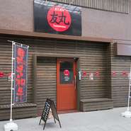 映画のロケ地にもなっているアーケードの「伊勢銀座新道商店街」、通称しんみち商店街にあります。