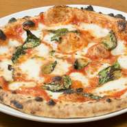 ピザのおいしさがわかる定番、石窯で焼かれたピザの生地のもちもち感とこだわりのオリジナルトマトソースとの相性が抜群です。（トマト／バジル／チーズ　）