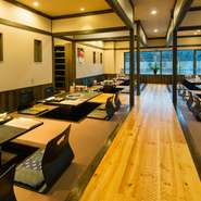 掘りごたつの席があるので、思い切り足を伸ばして賑やかな宴会も楽しめます。飲み放題・食べ放題があるため、面倒な計算は不要で幹事さんの負担も軽くなります。最後まで、皆と同じテンションで盛り上がれます。