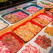 何から食べようか迷うほど、美味しそうな黒毛和牛がぎっしり並んでいます。牛肉だけでなく、鶏、豚、ウインナーなどバラエティ豊富。好きなものばかり取る人や、バランスよく食べる人、様々な人が訪れています。