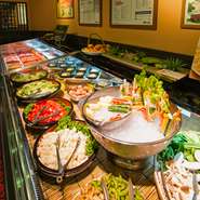 「お肉だけではカロリーが心配」という女性に嬉しい、旬の野菜も数多く揃えています。フレッシュなまま食べたり焼野菜にしていただくなど、好きな食べ方が可能。料理は手づくりにこだわり、優しい味を楽しめます。
