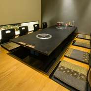 別途料金が必要になりますが、個室を用意しています。接待やお祝いごとなど、大事な場面ではぜひご利用を。落ち着いた室内は、それぞれのお話も滞りなく進むような穏やかな雰囲気です。早目のご予約がおすすめ。