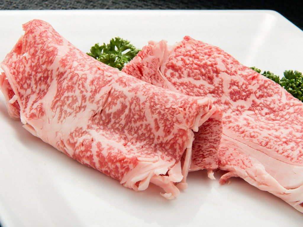 火の通し過ぎは厳禁『黒毛和牛 焼肉しゃぶしゃぶ』