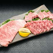 サーロイン・特上ロース・特上カルビ・上カルビを盛り合わせた『黒毛和牛特選盛り合わせ』。人気が高い部位を集めていますので、色々な部位を少しずつ食べたい方にはぴったり！　ぜひ、ご賞味ください。