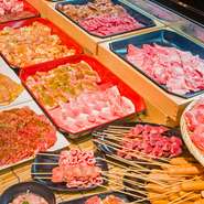 使用する当日に切り分けることにより、切り口の色の鮮やかさや身の張り具合などが違います。一度に大量に捌くのではなく、少しずつ少しずつ。そのため、いつ食べても同じように鮮度が保てます。