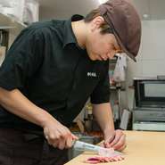 例えば、年配の方が来られたらお肉を少し薄めにスライスしたり、食べやすく小さめにカットするなど。スタッフに申し付けていただければ、できる限り対応したいと思っています。気軽にお尋ねください。