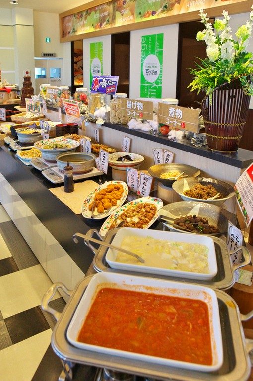 ゆっくりと食事が出来る広々としたテーブル席