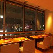 銀座の夜景を楽しめるテーブル席や格子戸で仕切れる半個室、完全個室もございますので少し贅沢な合コンにも最適です。宴会コースは5800円～、飲み放題付宴会コースは7980円～ご用意しております。