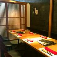 ゆったりとしたテーブルに椅子、綺麗に並んだナプキンなど、落ち着いたおもてなしの心が感じられる店内。個室は2名～12名まで利用でき、接待をはじめ大切なお祝い事などにもおすすめです。