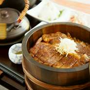 【ランチタイム限定】黒毛和牛・牛ひつまぶし御膳

牛肉とご飯に相性抜群の甘辛いタレ、種類豊富な薬味と、昆布とかつおが効いた出汁をかけて食す「牛ひつまぶし」
黒毛和牛の贅沢なひつまぶしをお楽しみ下さい。