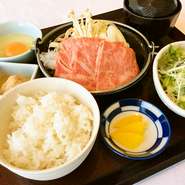 一人前用の鉄鍋で仕上げたすき焼き御膳。
お店自慢の甘辛い自家製割り下が絶妙です。　