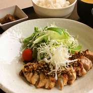 ジューシーなもも肉を塩麹に漬けて柔らかく仕上げました。