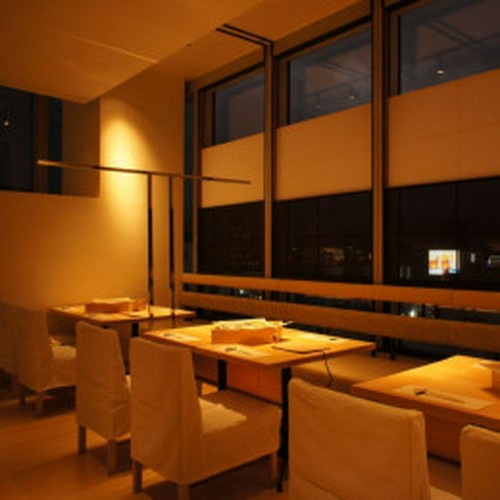 オープンの窓際テーブル席の開放感溢れるお席で大切なひと時を！