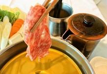 食したときのまろやかさと蕩けるような口当たりが特徴松阪牛「肩ロース」をたっぷり150ｇをお楽しみ下さい