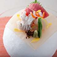 店名に「肉割烹」とあるようにお肉中心ですが、季節毎の新鮮な魚介類もおすすめです。野菜も生で食べられる「榎木」など、有機野菜を豊富に取り入れているので、色々と召し上がってみてください。